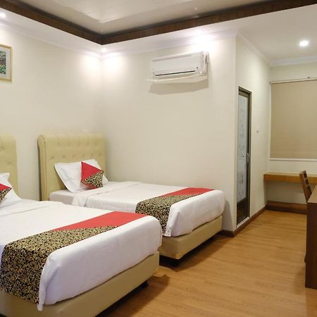 Joyful Hotel Tanjung Pandan Exterior photo
