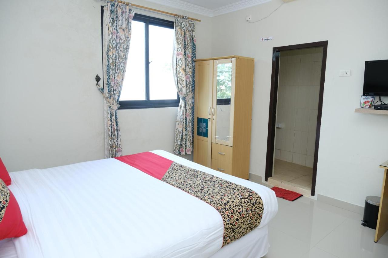 Joyful Hotel Tanjung Pandan Exterior photo