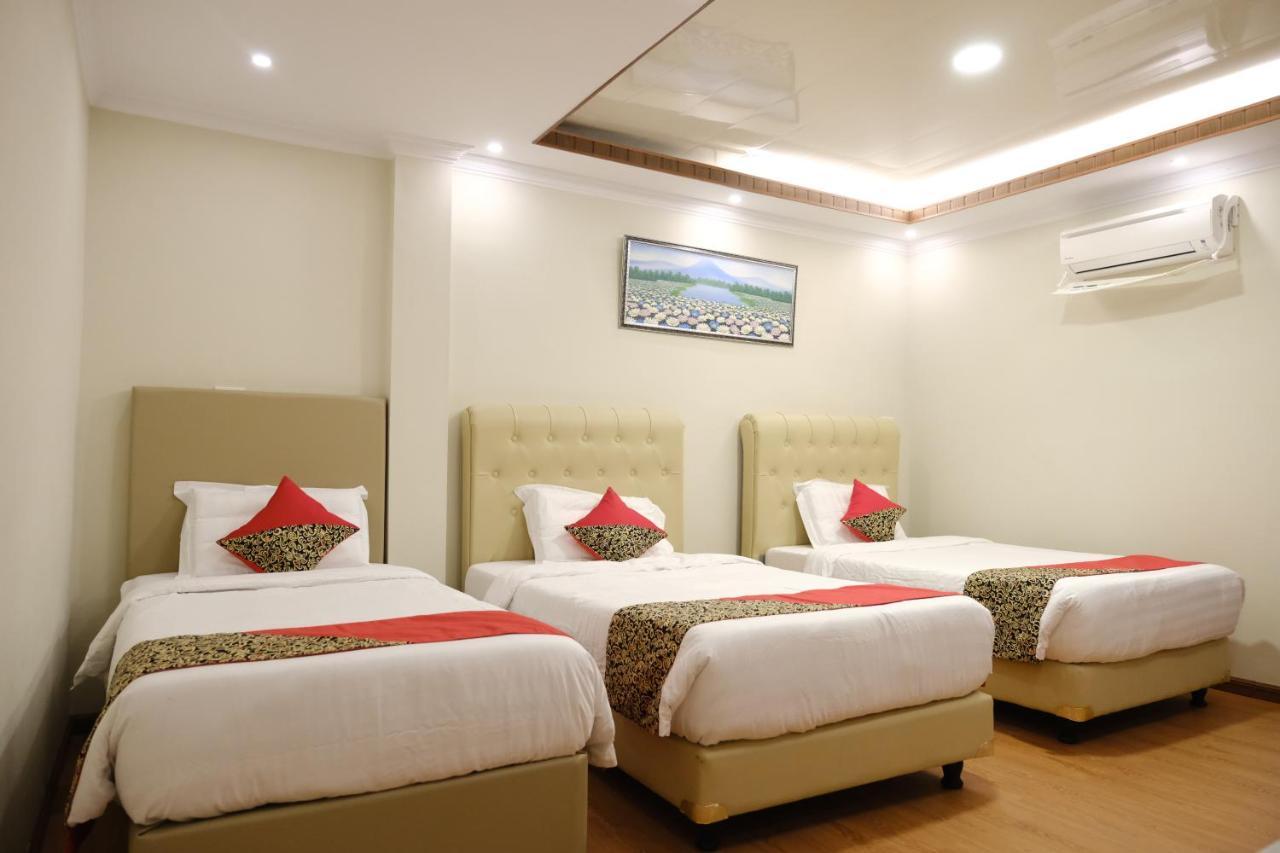 Joyful Hotel Tanjung Pandan Exterior photo