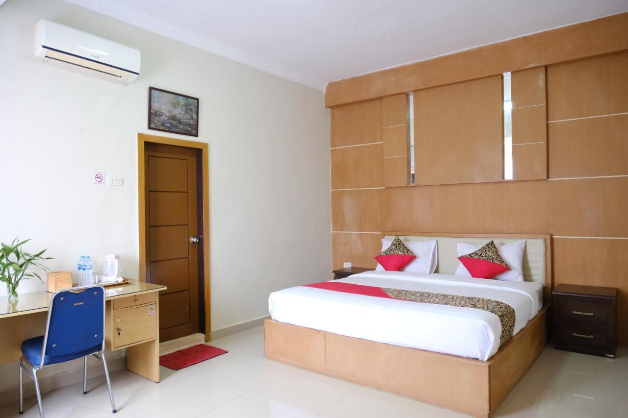 Joyful Hotel Tanjung Pandan Exterior photo