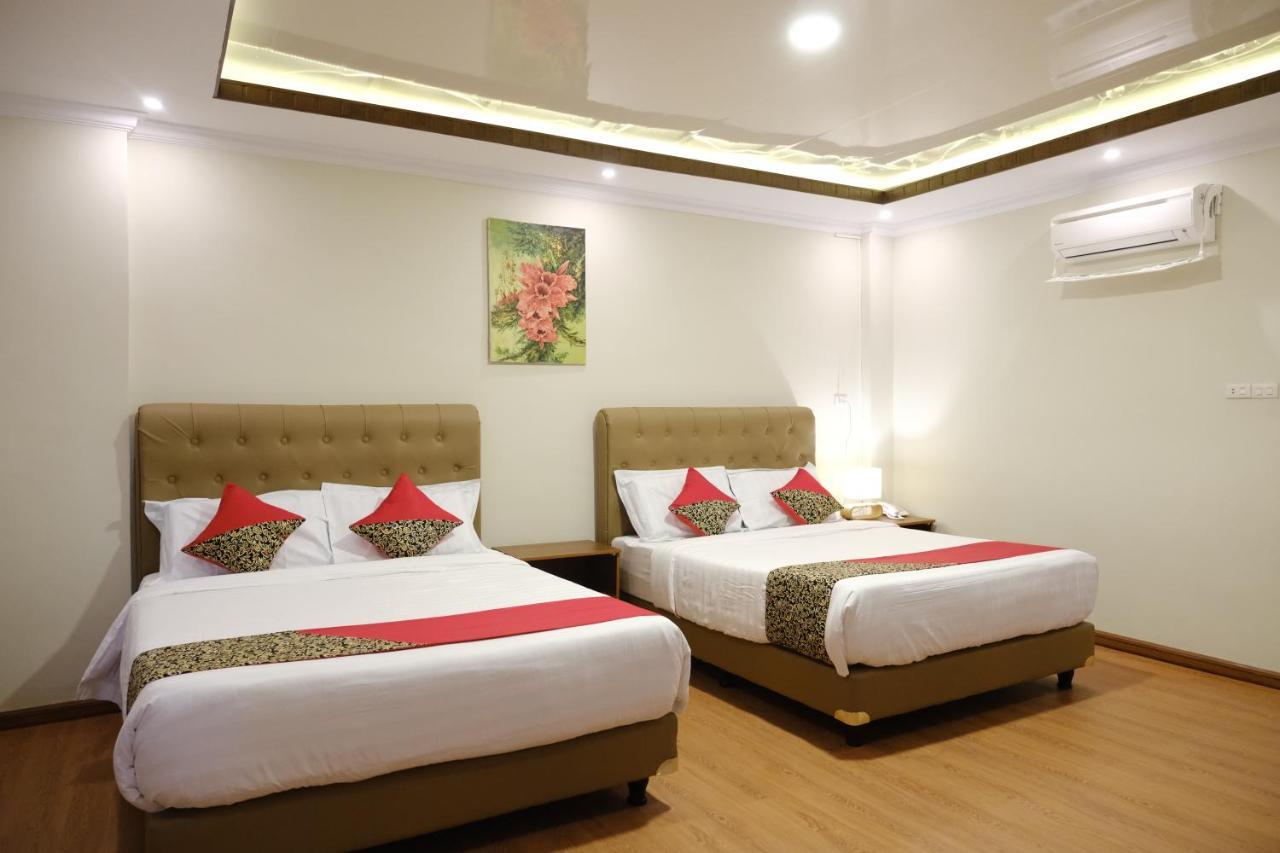 Joyful Hotel Tanjung Pandan Exterior photo