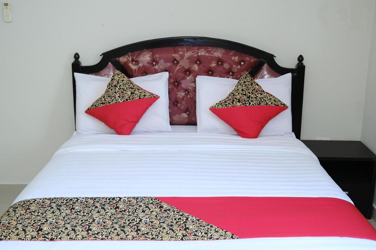 Joyful Hotel Tanjung Pandan Exterior photo