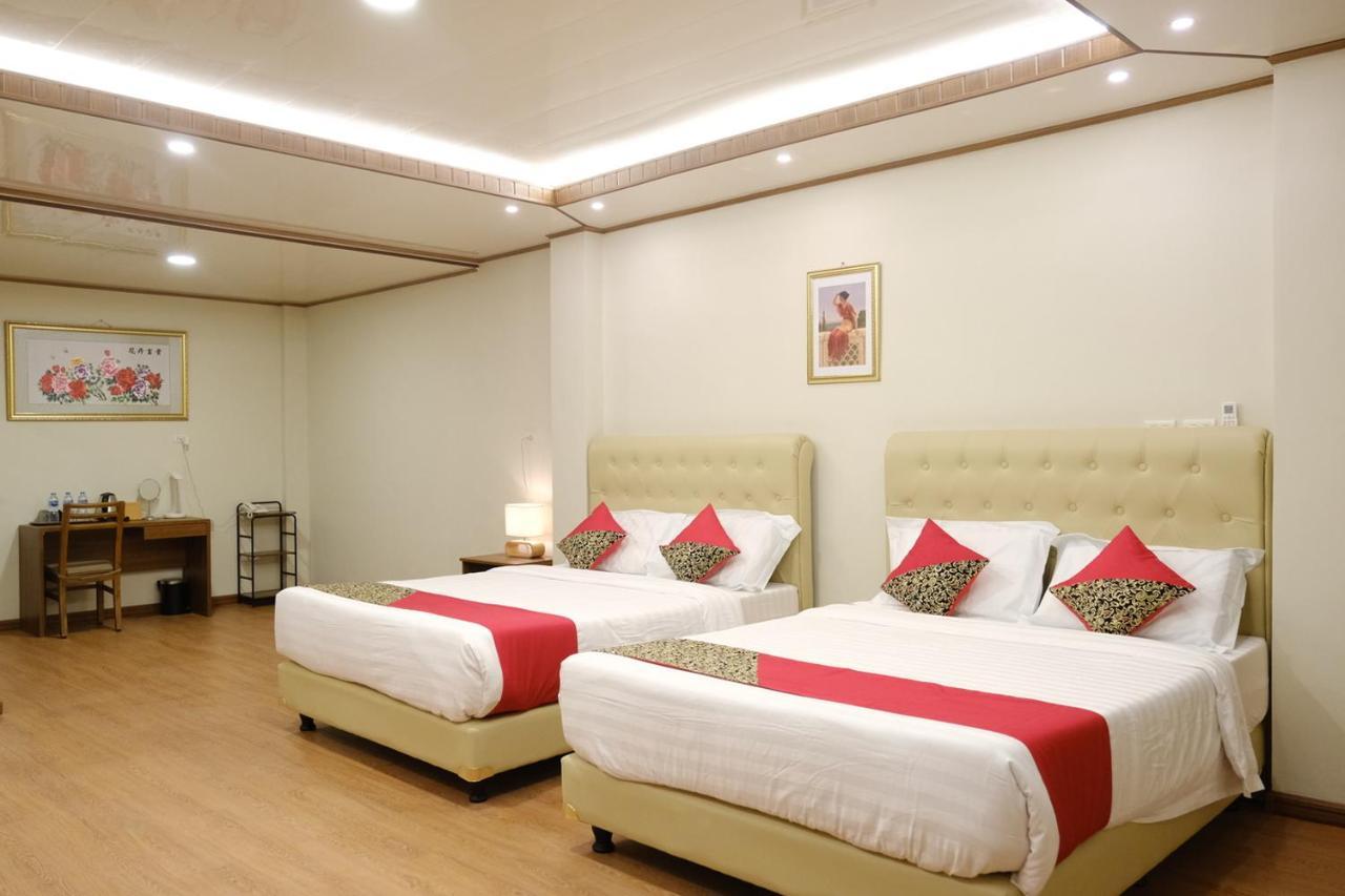 Joyful Hotel Tanjung Pandan Exterior photo