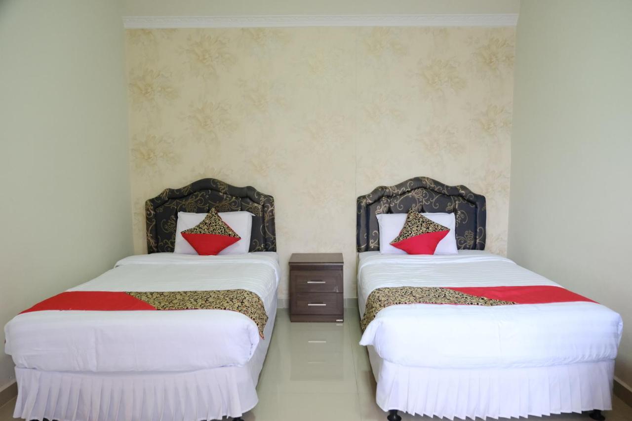 Joyful Hotel Tanjung Pandan Exterior photo